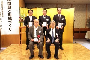 表彰楯を手にした石田准教授（後列左）