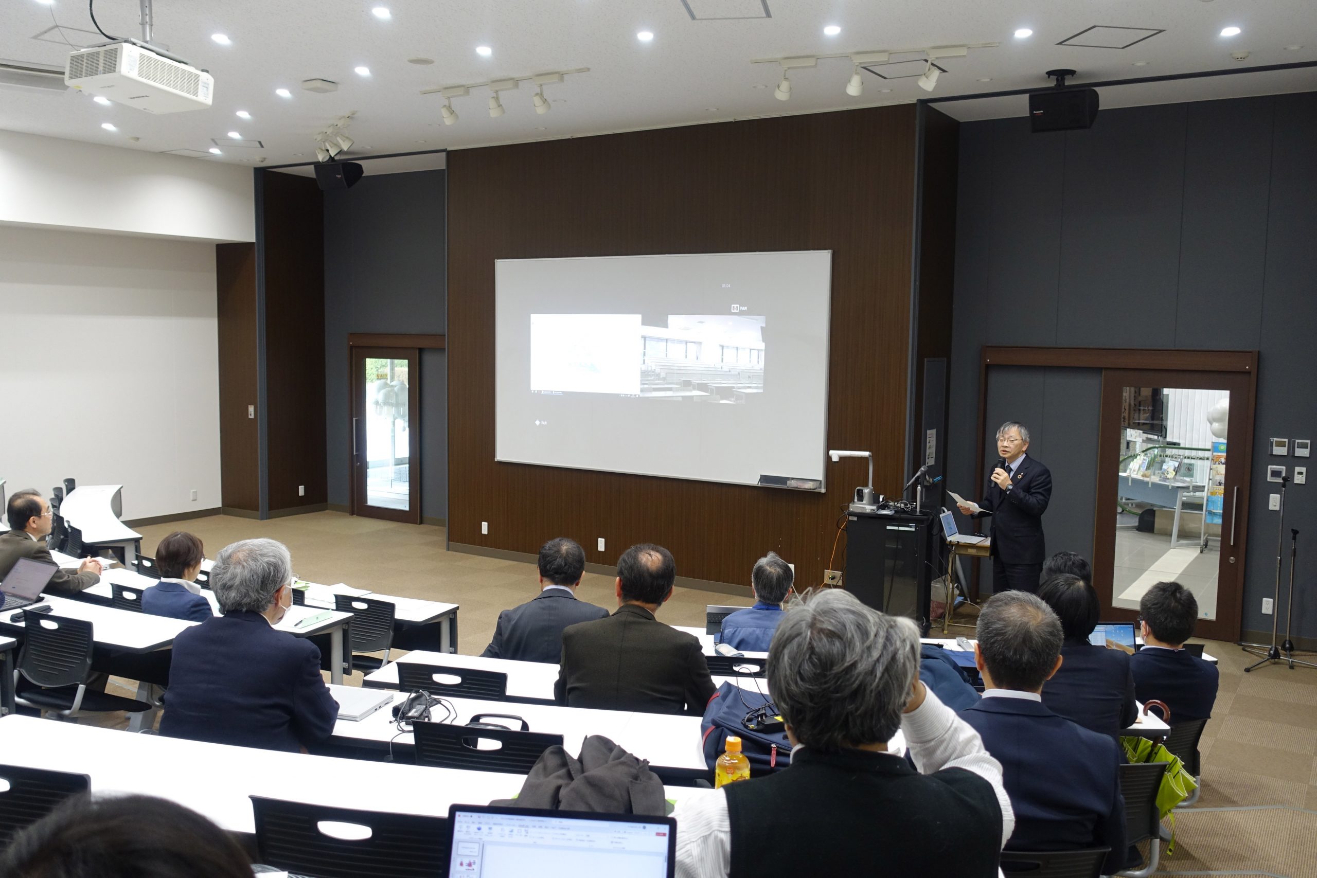 平野学長による開会の挨拶